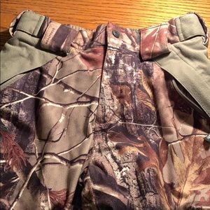 Women’s camo insulated waterproof pant.